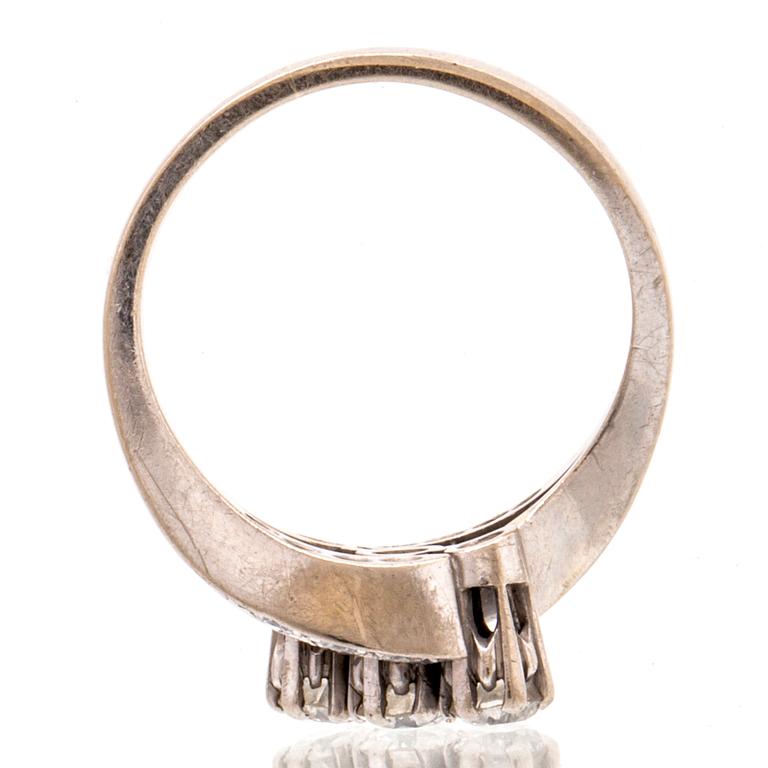 Ring 18K whitegold old, brilliant and single-cut diamonds approx 0,70 ct in total, total weight 6,1 g.