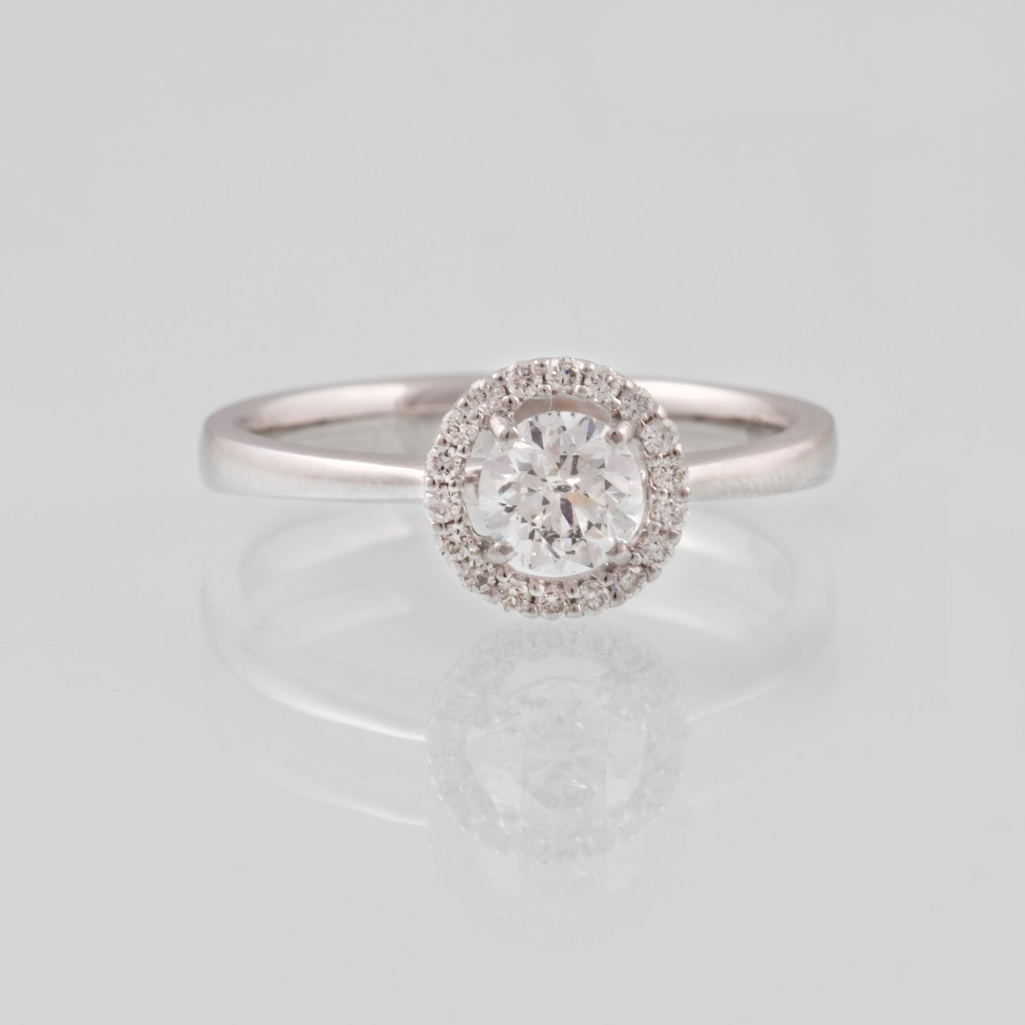 RING, 18K vitguld med briljantslipad diamant ca 0.52 ct. Vikt 3,1 gram.