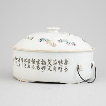 A Chinese porcelain food container with lid, around the year 1900.