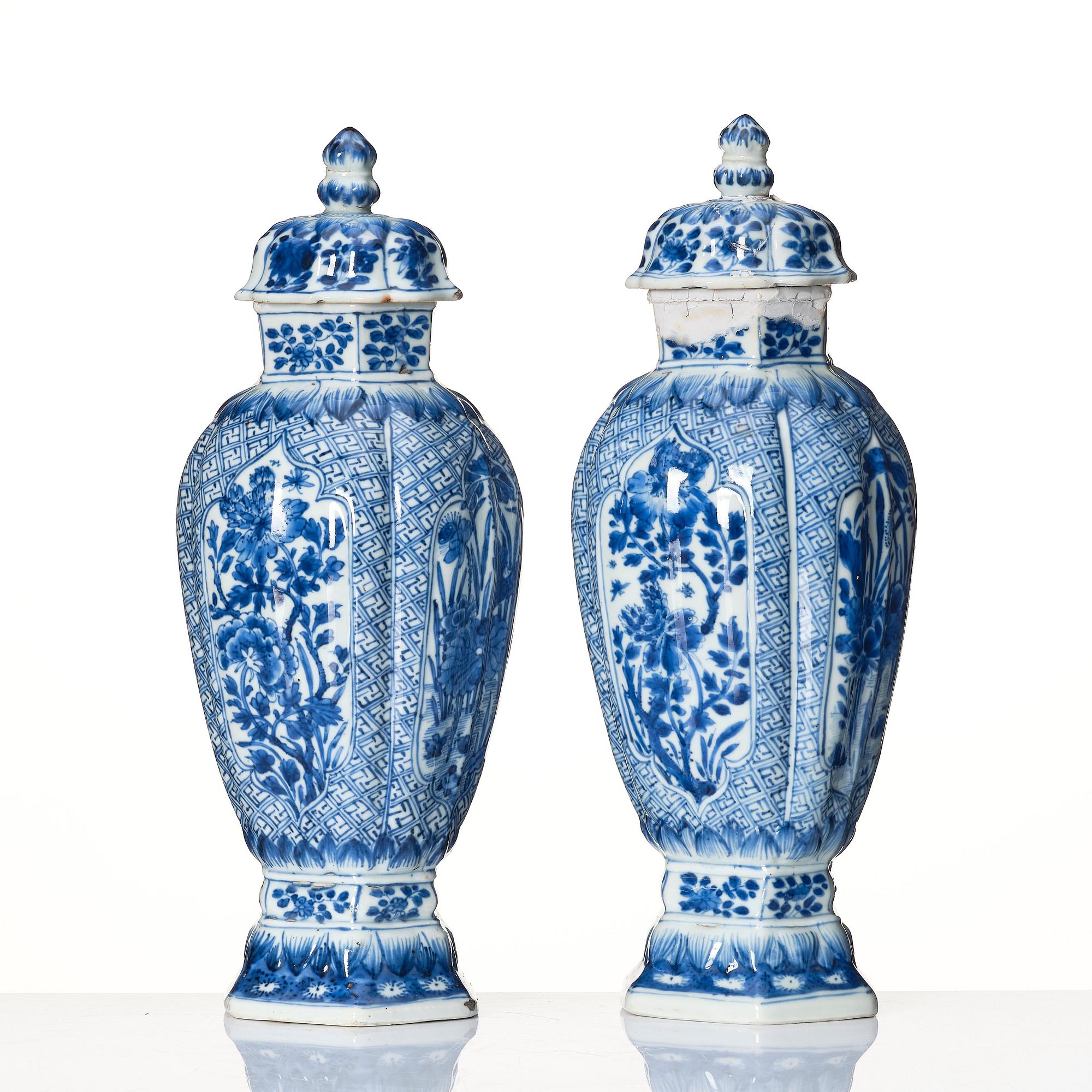 Vaser med lock, ett par, porslin. Qingdynastin, Kangxi (1662-1722).