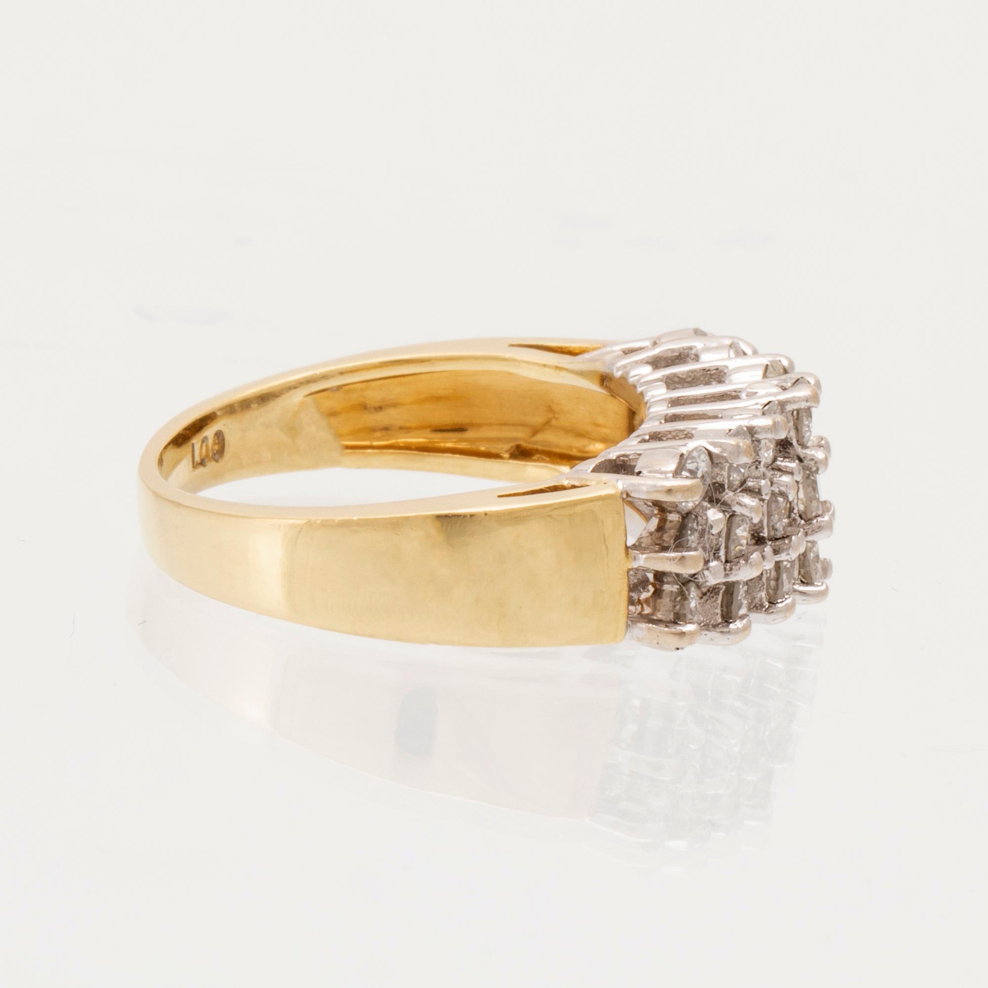 Ring 18K vitt och rött guld med runda briljantslipade diamanter.