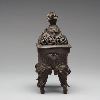 RÖKELSEKAR med LOCK, brons. Sen Qingdynasti, 1800-tal.