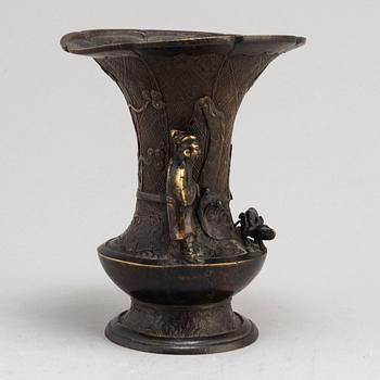 A bronze vase, Qing dynasty, 19th century.