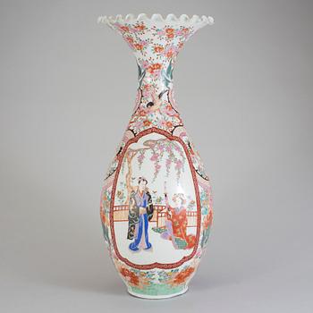 GOLVVAS. Porslin, Kina, 1900-talets början.