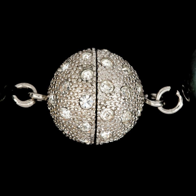 COLLIER, gråa odlade sötvattenspärlor, lås i vitmetall, 2000-tal.