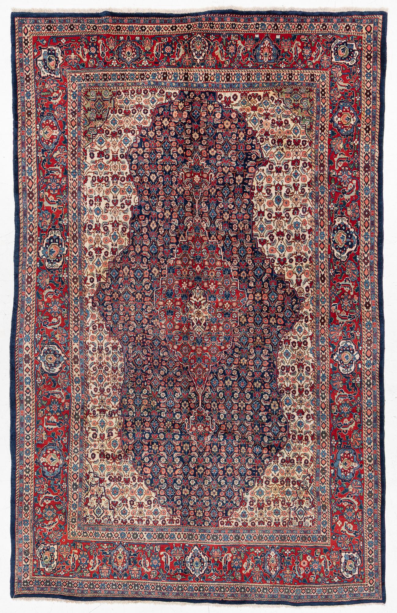 A Sarough carpet, approx. 333 x 210 cm.