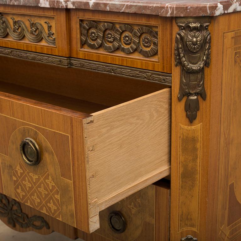 A second half of the 20th Century Gustavian style chest of drawers.