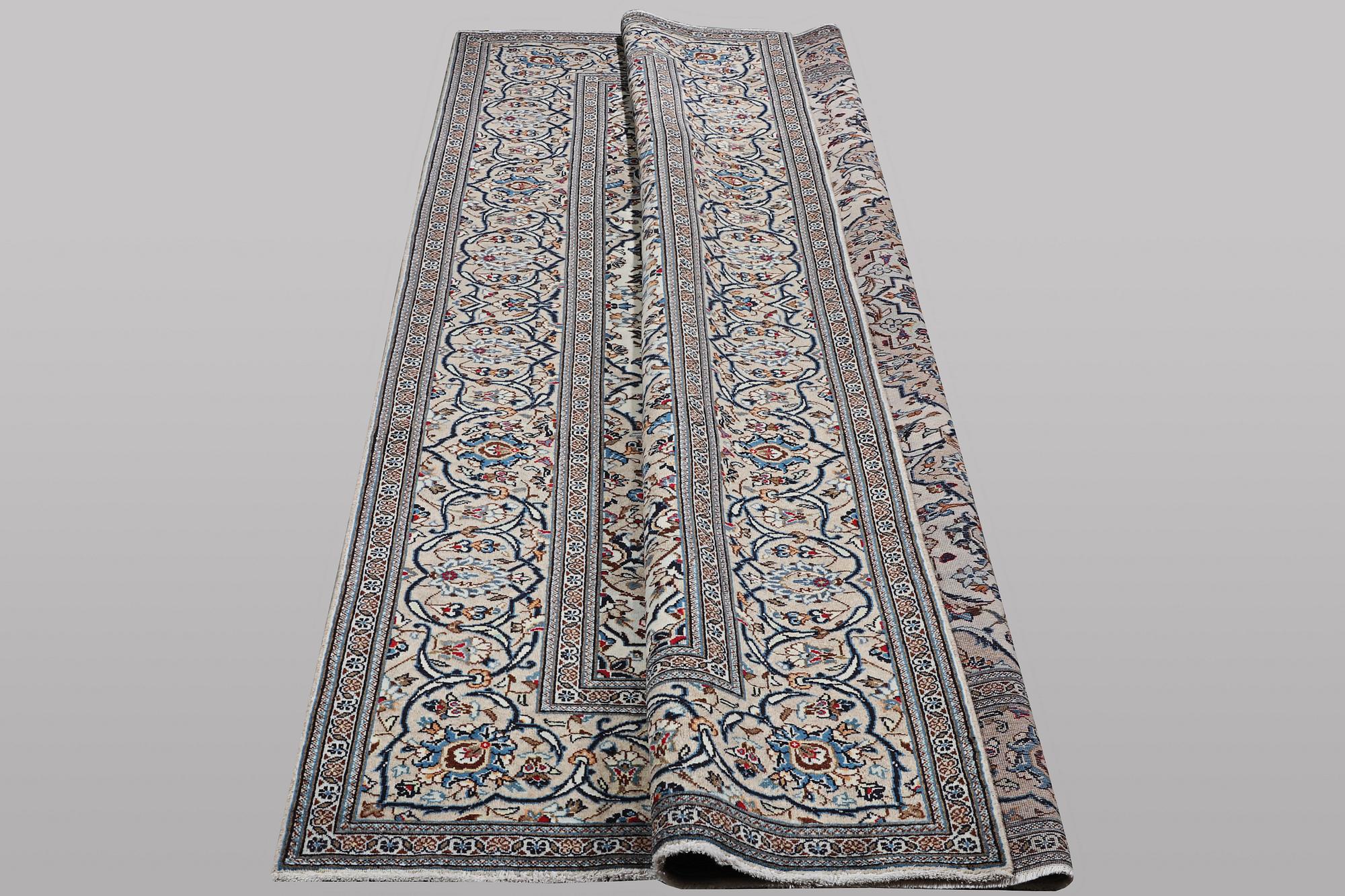 A carpet, Kashan, ca 290 x 193 cm.