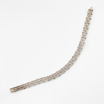 An 18K white gold necklace with round brilliant-cut diamonds.