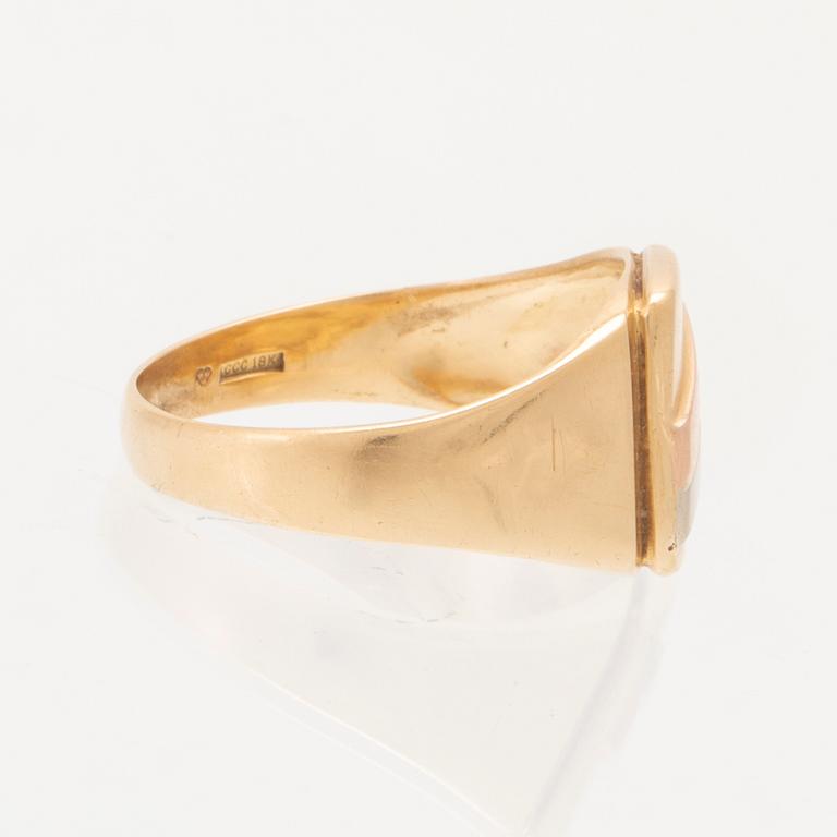 An 18K white, rosé and red gold ring.