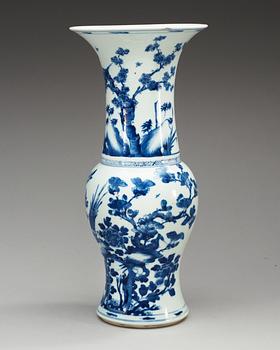 A blue and white vase, Qing dynasty, Kangxi (1662-1722).