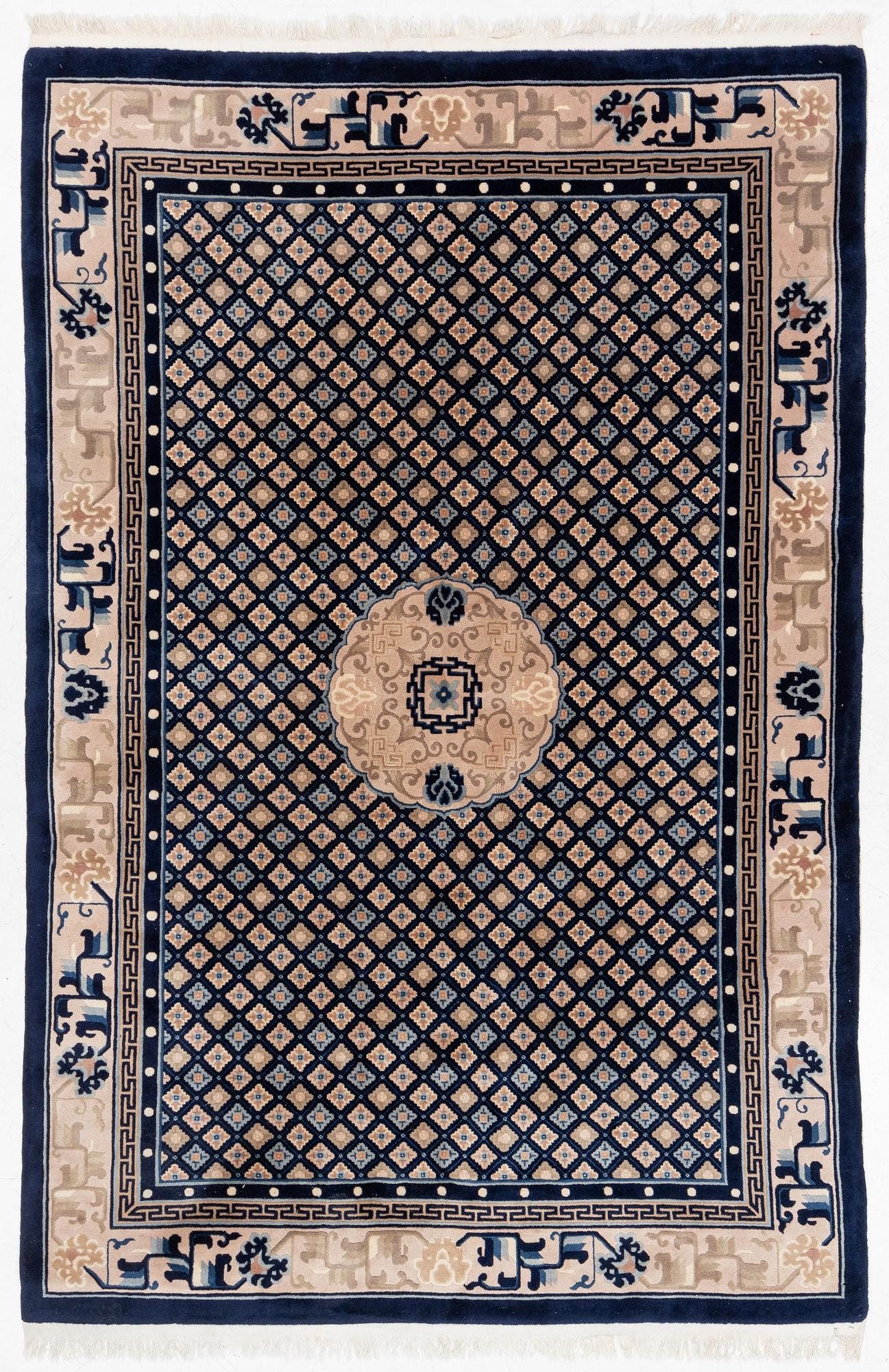 Carpet China, approx. 290 x 190 cm.