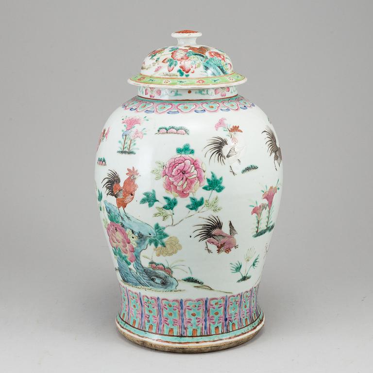 A large famille rose vase with cover, Qing dynasty, late 19th century.