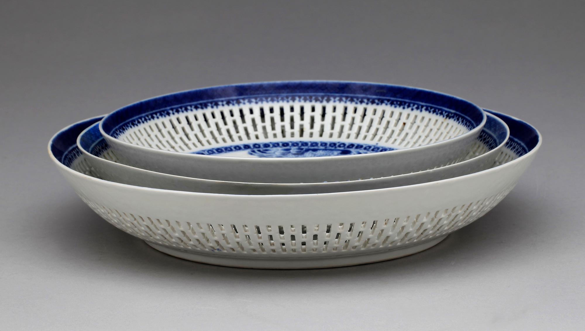 SKÅLFAT, 3 st, porslin, Jiaqing, Kina omkring 1800.