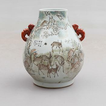 VAS, porslin, Kina, 1900-tal.