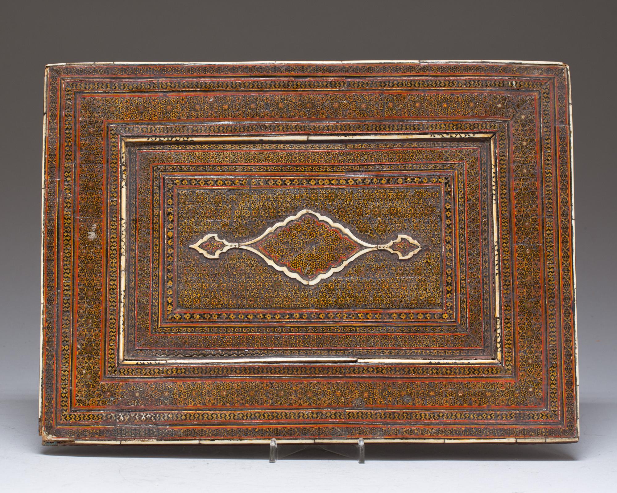 KORANHÅLLARE, mosaik, 1800-tal.