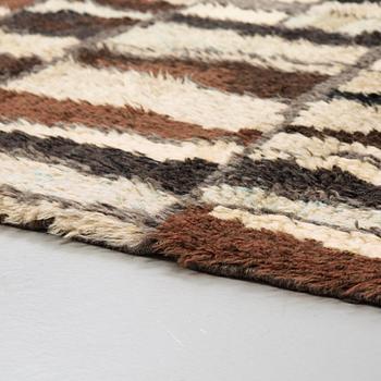M Harström, MATTA. "Mörk konstruktion". Rya. 223 x 138,5 cm. M. Harström, Hemslöjden, Borås.