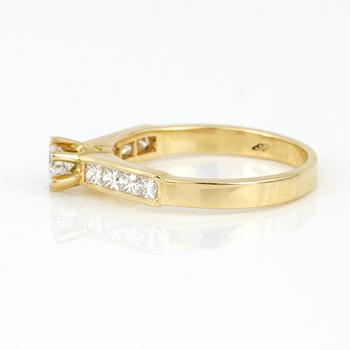 RING, 18K guld med briljant och prinsesslipade diamanter, tot ca 0,65 ct. Vikt 3,11 g.