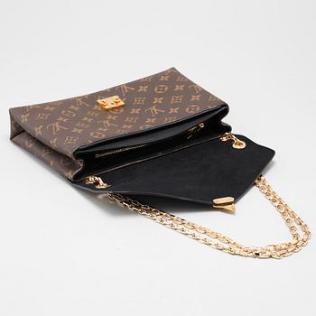 a "Pallas Chain" bag.