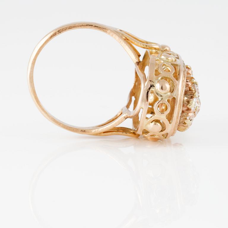 RING, 18K guld med fasettslipade diamanter. Vikt 3,2 gram.