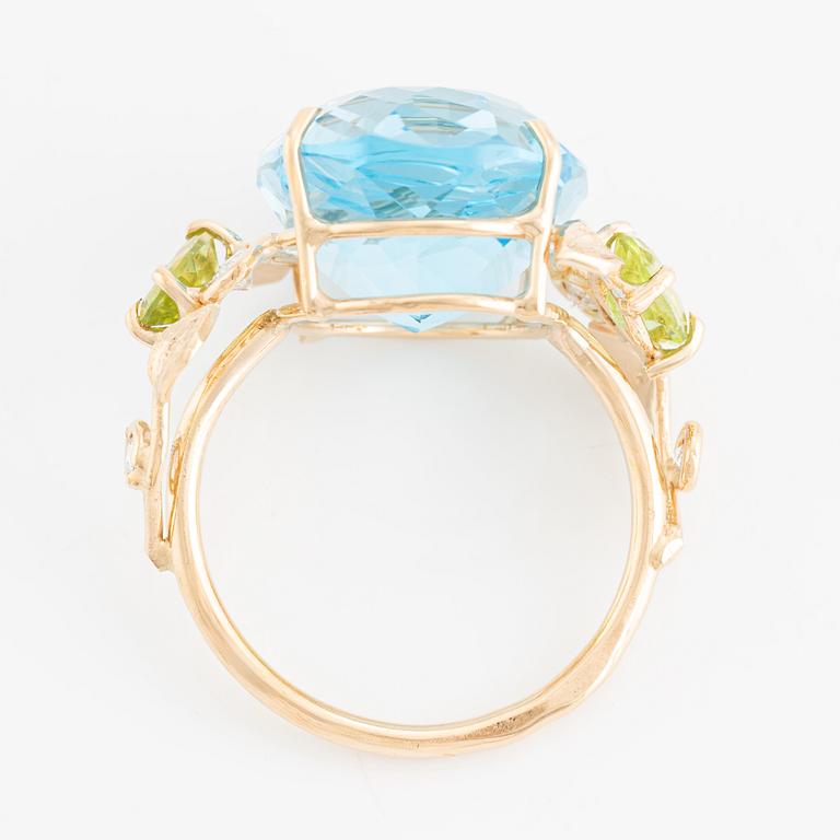 Ring, cocktail ring with blue topaz, peridot, and brilliant-cut diamonds.