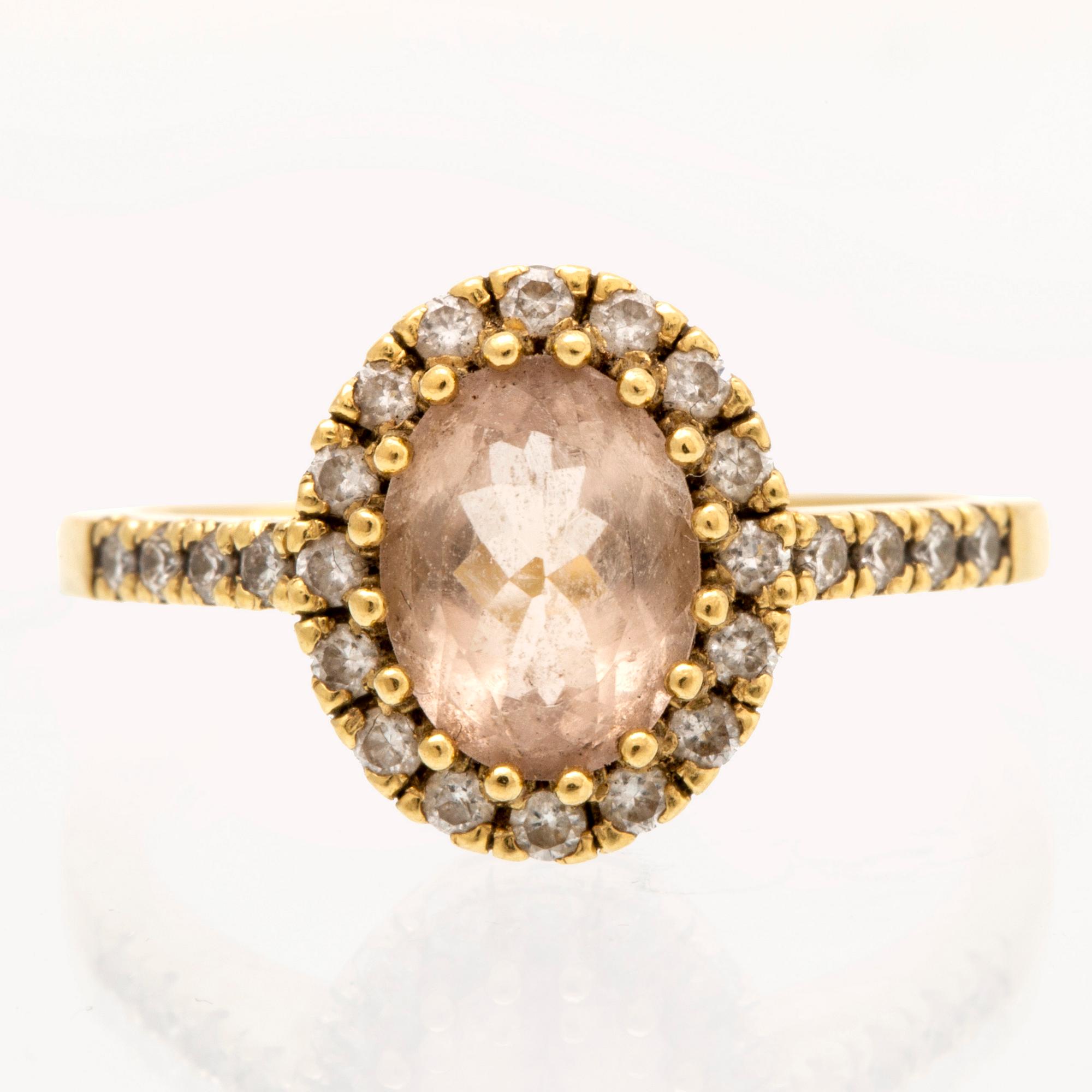 Ring 14K gold with morganite and brilliant-cut diamonds.