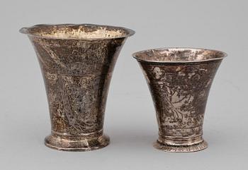 BÄGARE, 2 st, silver, en troligen Carl Fredrik Blom, Stockholm,  1800-talets början. Vikt ca 80 g.