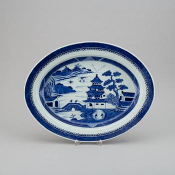 A blue and white export fish dish with inlay, Qing dynasty, Jiaqing (1795-1820).