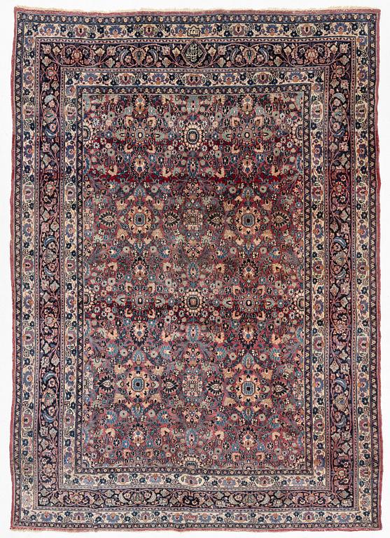 A carpet, antique, Meshad, circa 1920. 357 x 252 cm.