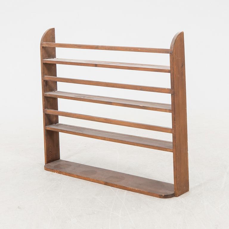 Tallrikshylla 1900-talets mitt.