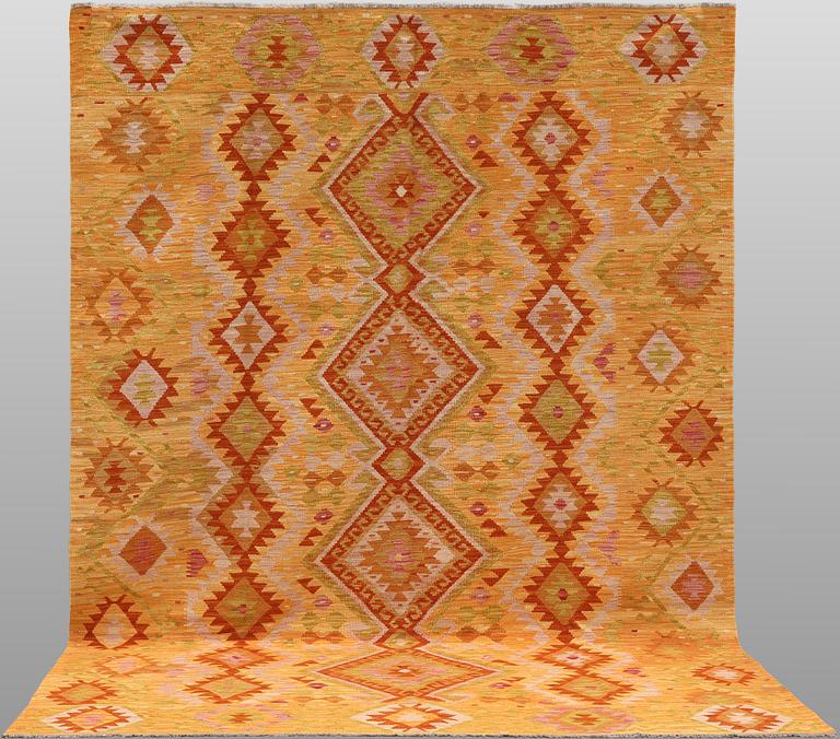A Kelim carpet, 295 x 201 cm.