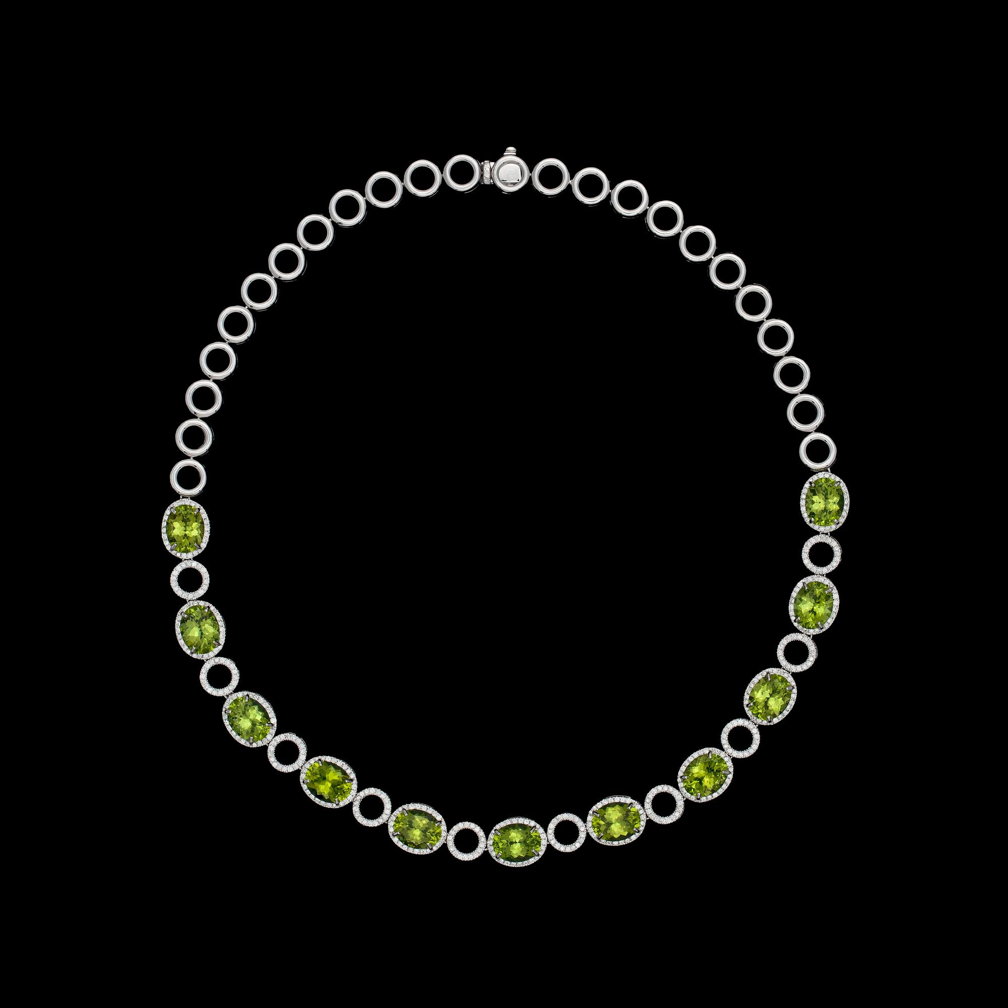 COLLIER, fasettslipade peridoter, 31.78 ct samt briljantslipade diamanter, tot. 2.91 ct.