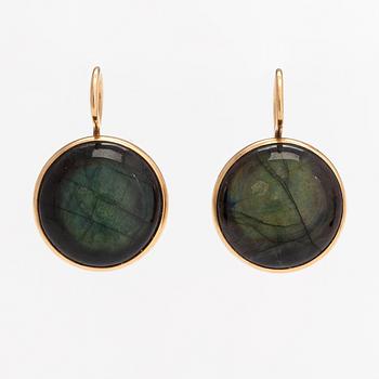 Elis Kauppi, A pair of 14K gold earrings with spectrolites. Kupittaan kulta, Turku.