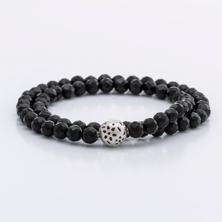 OLE LYNGGAARD necklace, onyx beads approx 6 mm, clasp 18K whitegold approx 10 mm, CL 750 inscribed, original case.