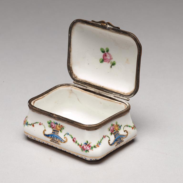 DOSOR, sex stycken, porslin och emalj. 18/1900-tal.