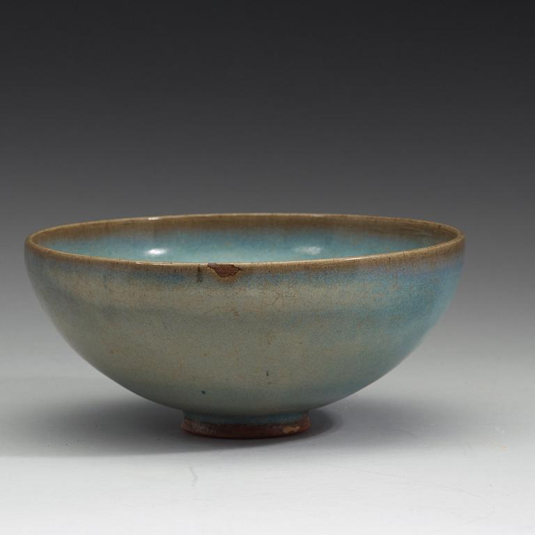 A jun-glazed bowl, Song-Yuan dynasty (960-1368).