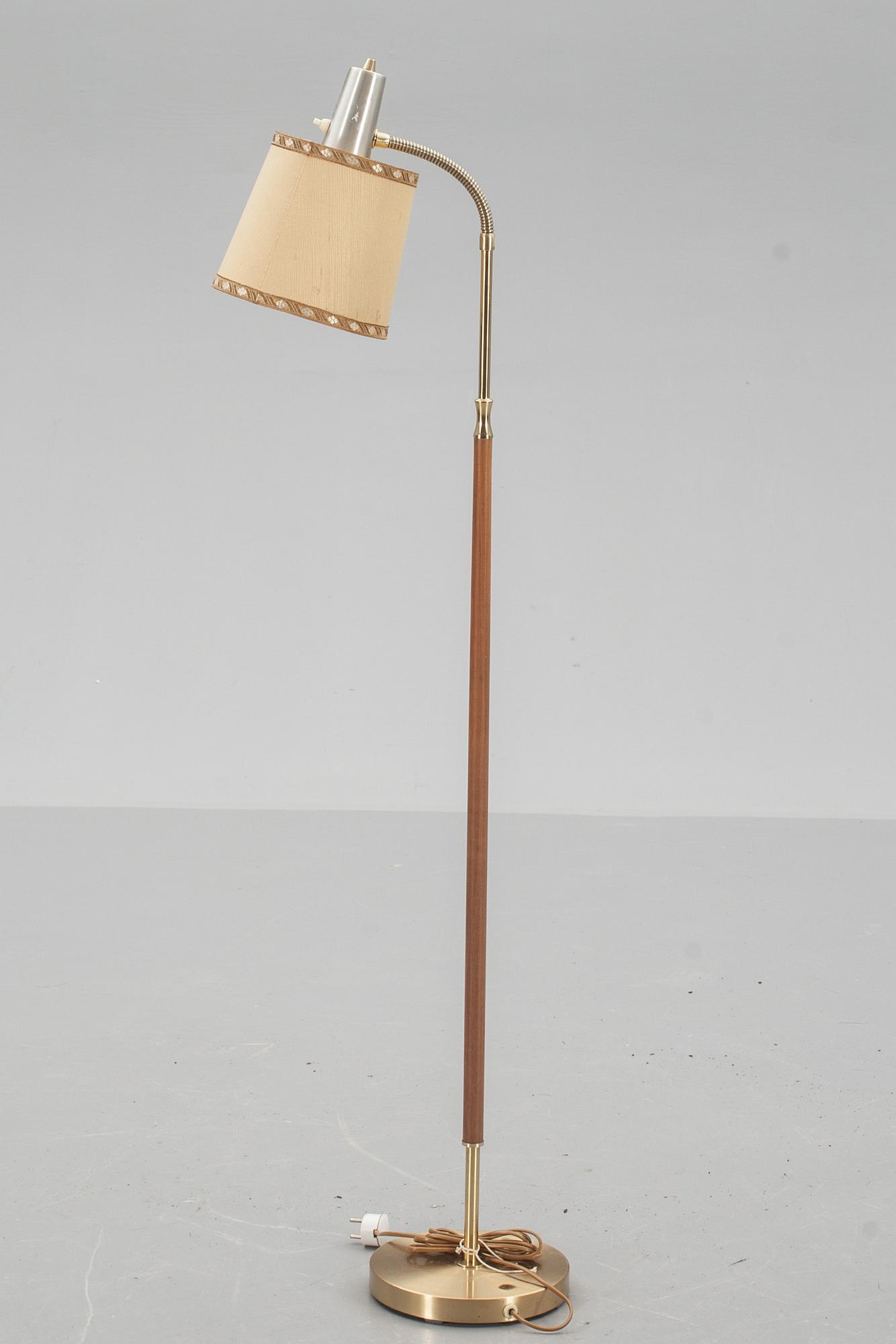 GOLVLAMPA, Armaturhantverk. 1900-talets andra hälft.