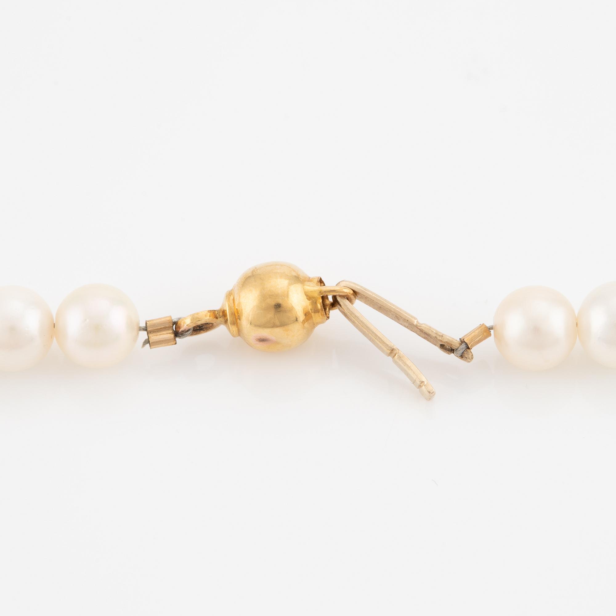 Cultured pearl necklace with 18K gold clasp.
