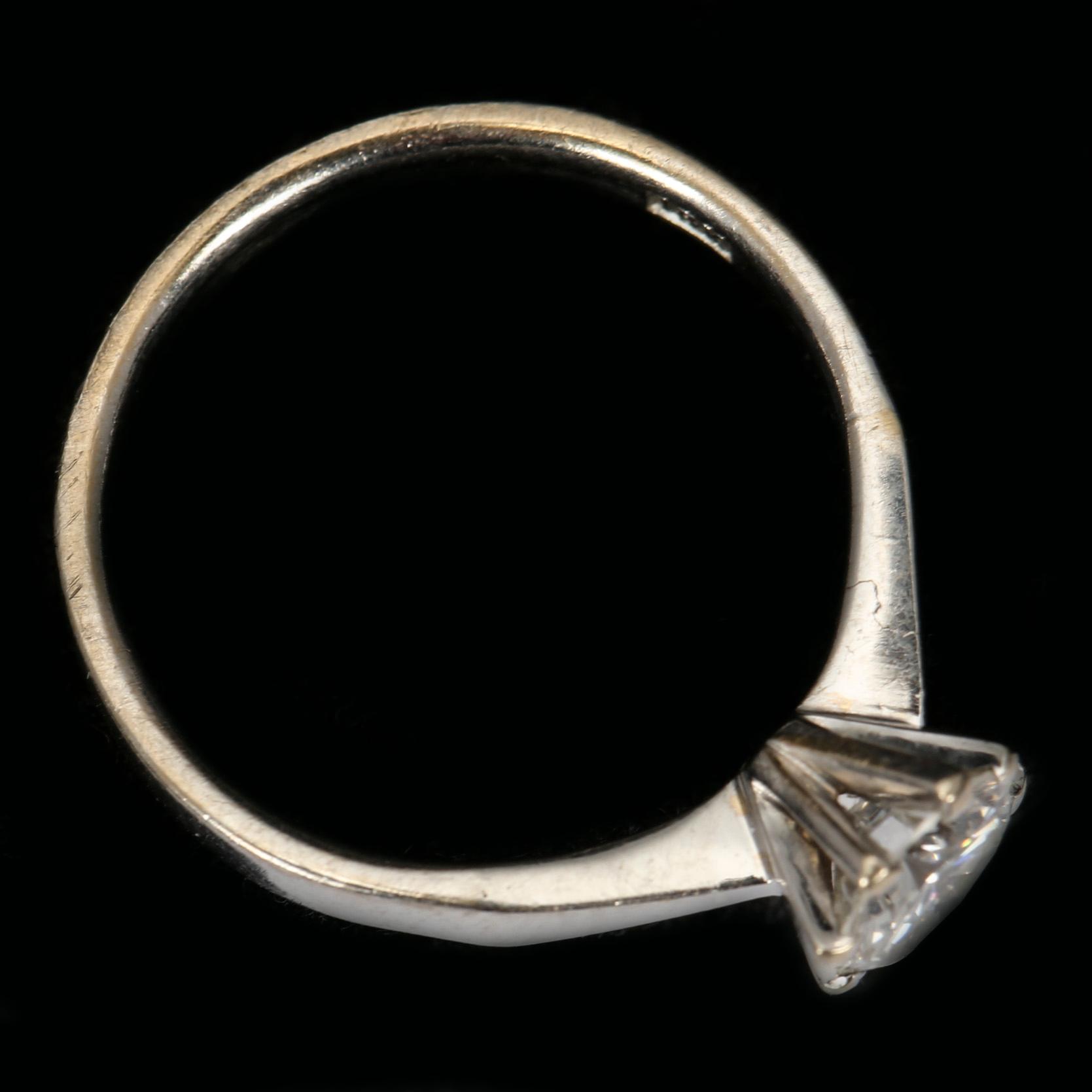 RING, 18 k vitguld med briljantslipad diamant, enligt gravyr 0,71 ct. Vikt ca 3,7 g.