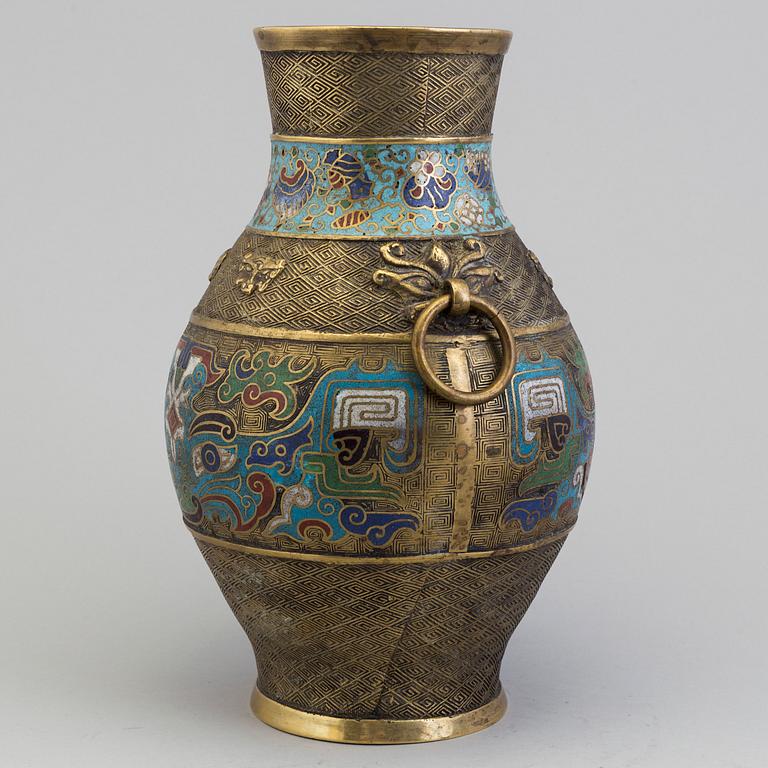 A cloisonné vase, 19th century.