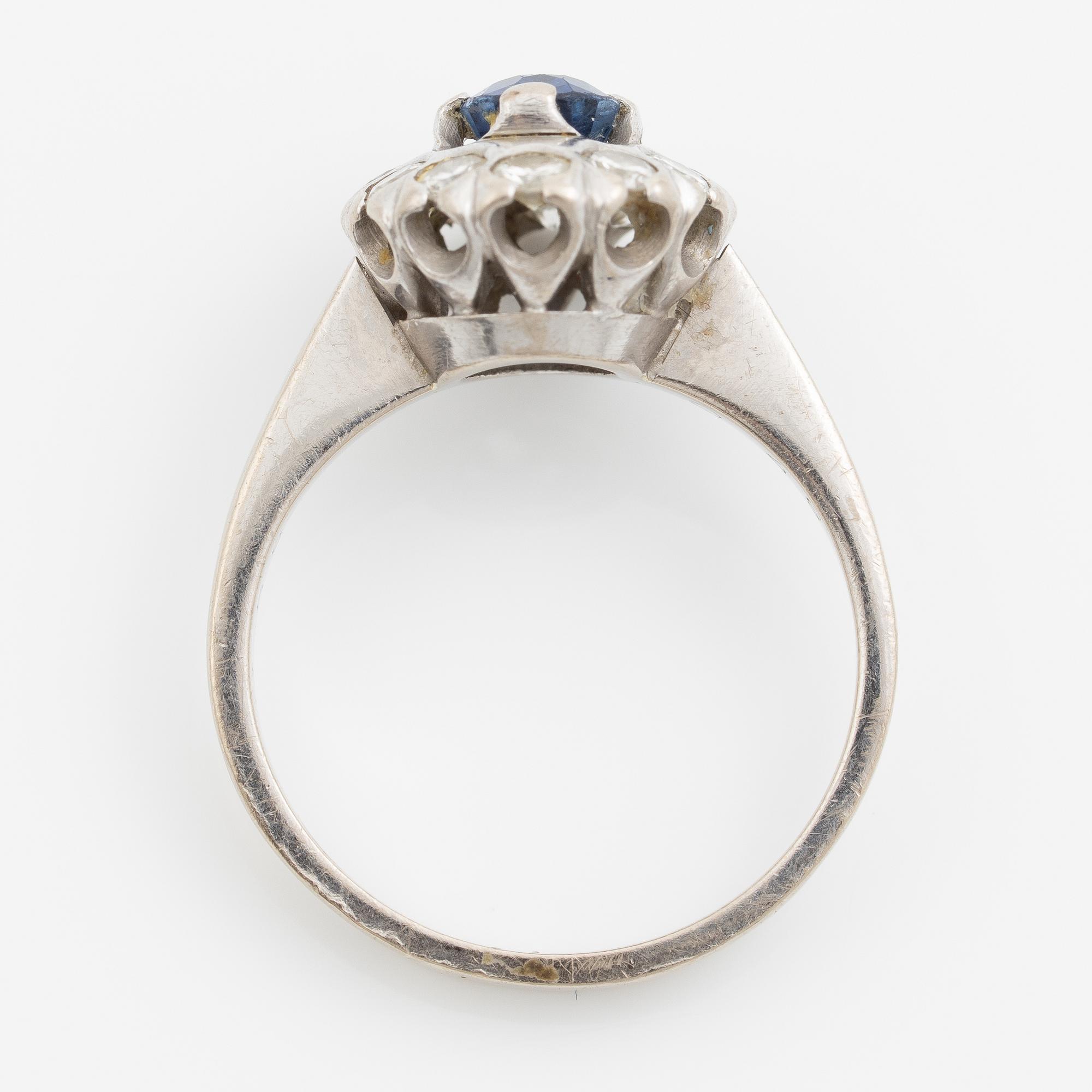 Ring, carmosemodell, 18K vitguld med safir och briljantslipade diamanter.