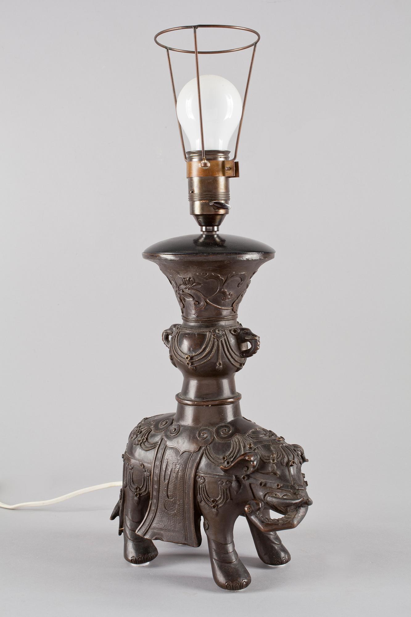 BORDSLAMPA, brons, ostasien, 1900-tal.
