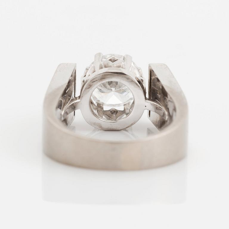 Ring 18K vitguld med en rund briljantslipad diamant vikt ca 1.70 ct kvalitet ca F si.