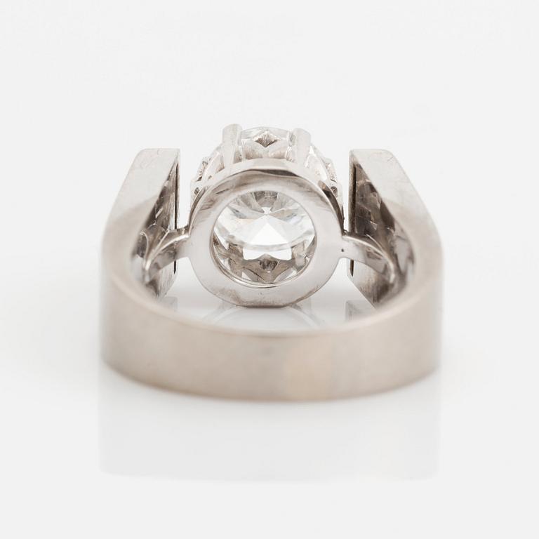 An 18K white gold ring set with a round brilliant-cut diamond weight ca 1.70 cts quality ca F si.