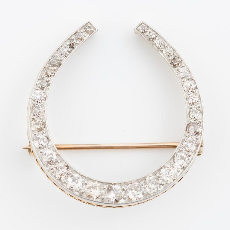 Brosch i form av hästsko, 14K och platina med gammalslipade diamanter totalt ca 1.80 ct, omkring sekelskiftet 1900.