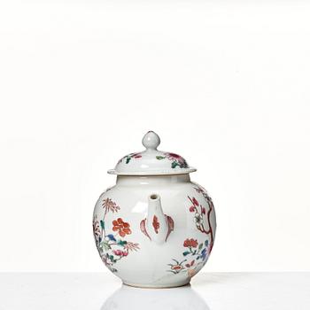 Tekannor, två stycken, kompaniporslin. Qingdynastin, Qianlong (1736-95).