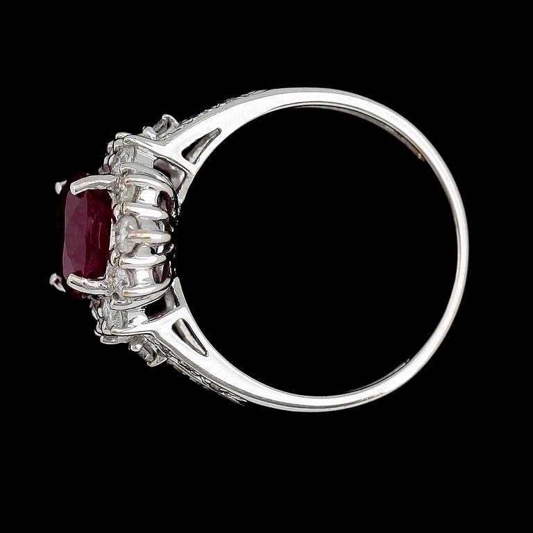 RING, 10K vitguld, rubin ca 3.15 ct, diamanter tot ca 0.70 ct.
