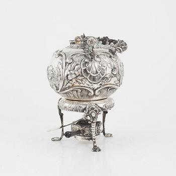 Tekanna på rechaud, silver, J.D. Schleissner & Söhne, Hanau, Tyskland, omkring år 1900.