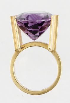 Wiwen Nilsson, WIWEN NILSSON, ring, Lund 1960. 18 k rödguld.