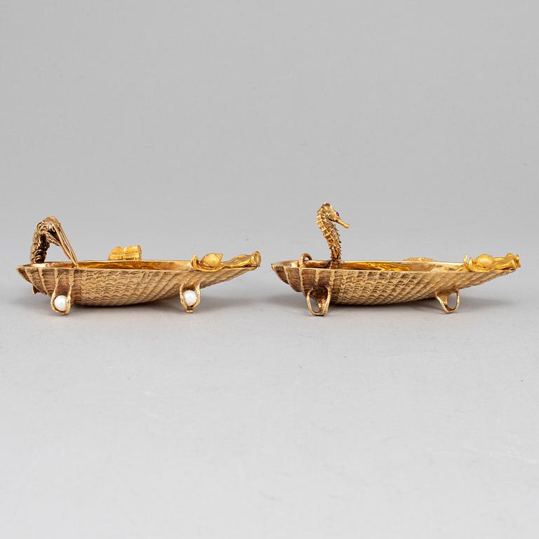 A pair of 14ct gold salt-cellars and spoons, unmarked.